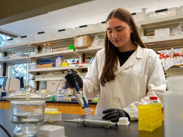 Penelope Pando does research in a lab.