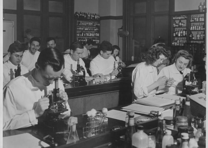 Students in an MCPHS lab.