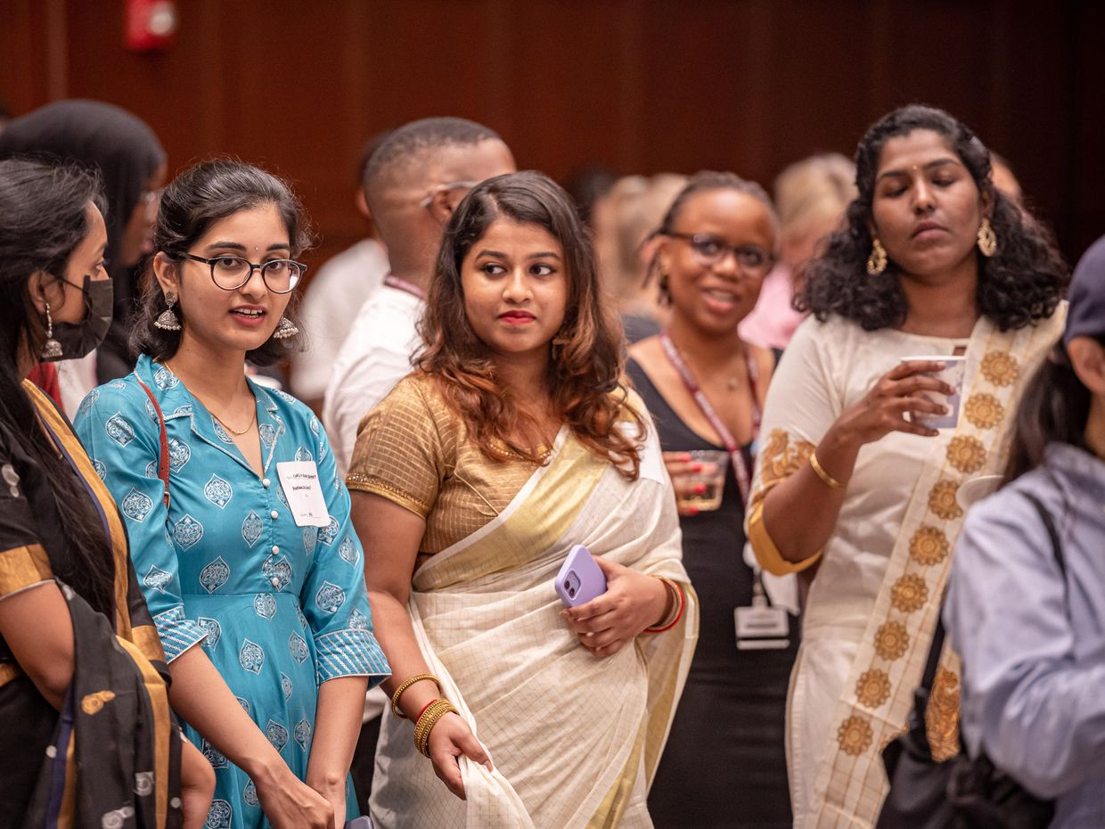  A group of international students and their parents. 