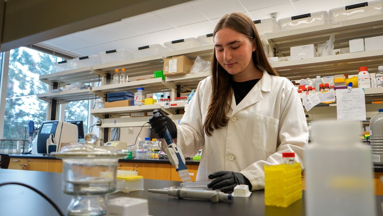 Penelope Pando does research in a lab.