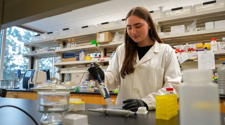 Penelope Pando does research in a lab.