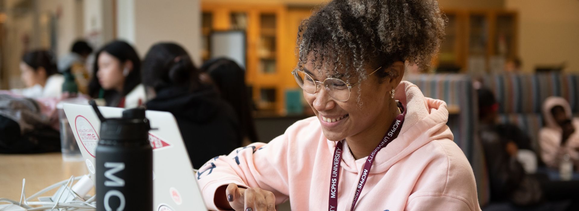 Smiling woman in front of laptop. 