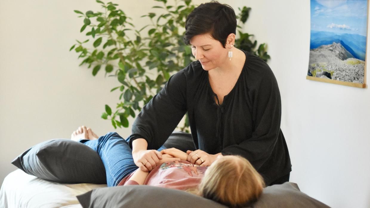 Allison Camire uses Japanese acupuncture on female patient.