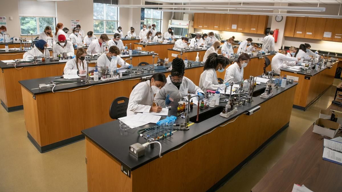 Overview of MCPHS students in the chemistry lab. 