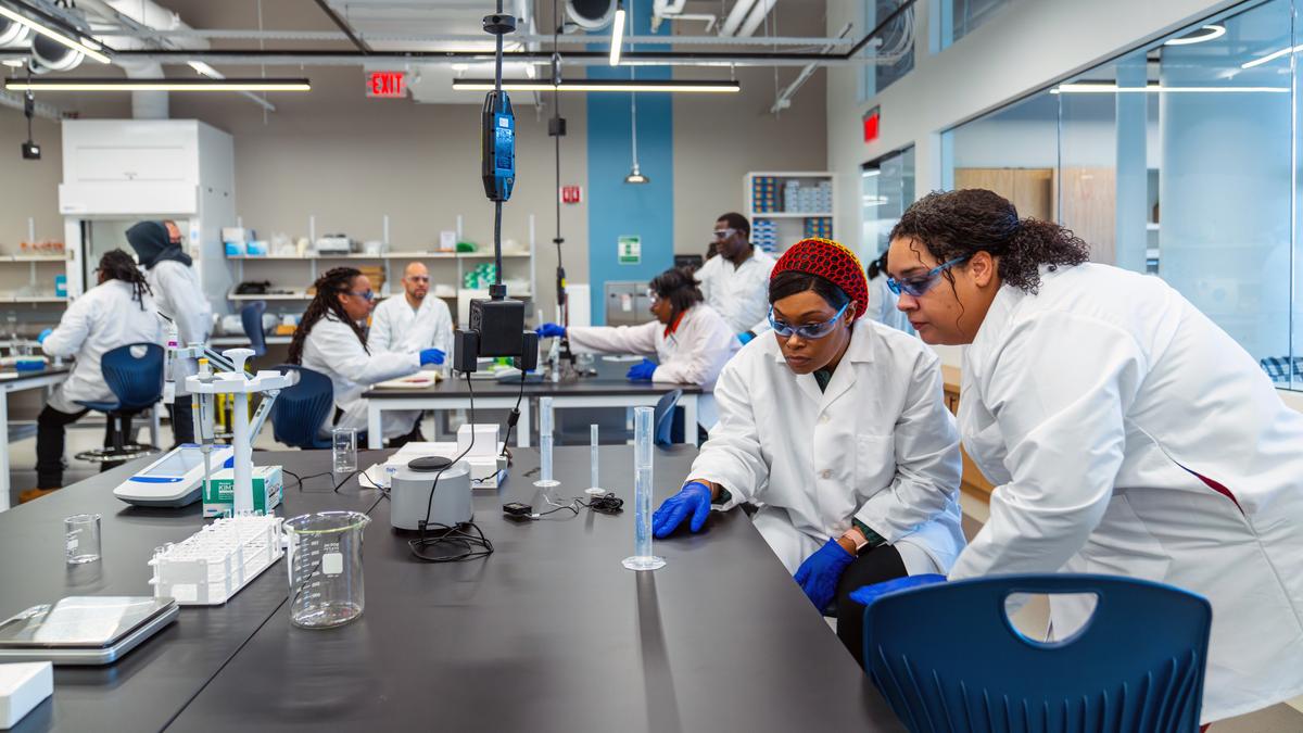 Students in lab.