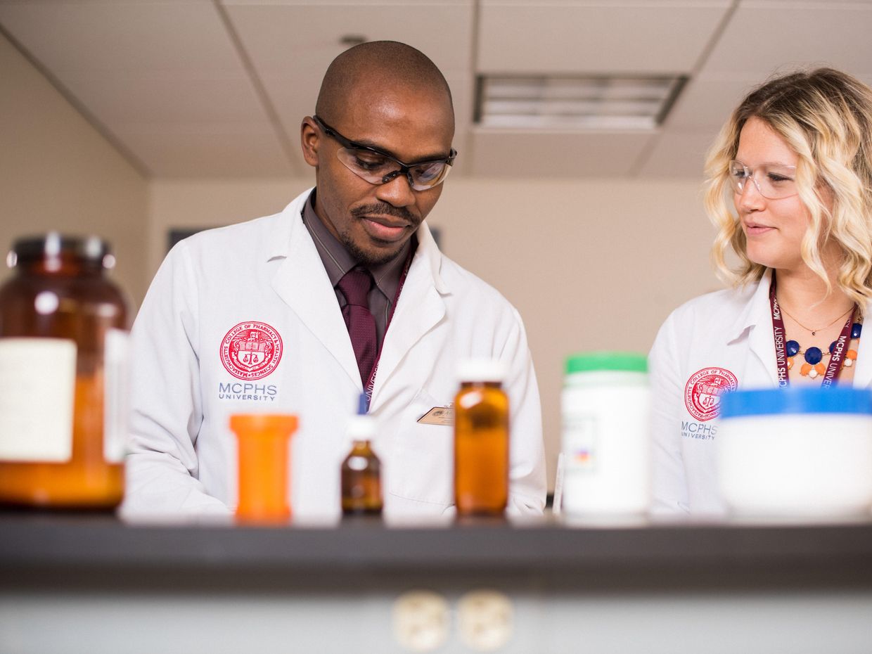 Male andfemale pharmacy students in a lab.